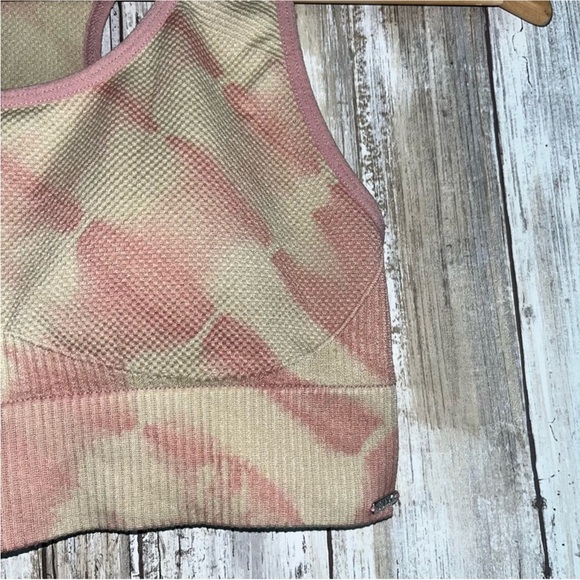 Victoria Sport Pink Dye Seamless Lightly Linned Sports Bra - Picture 2 of 4